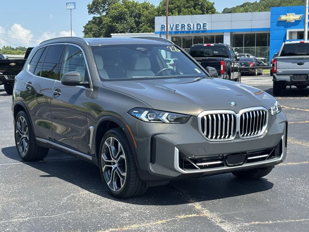 Used 2026 Gray BMW sDrive40i image 4