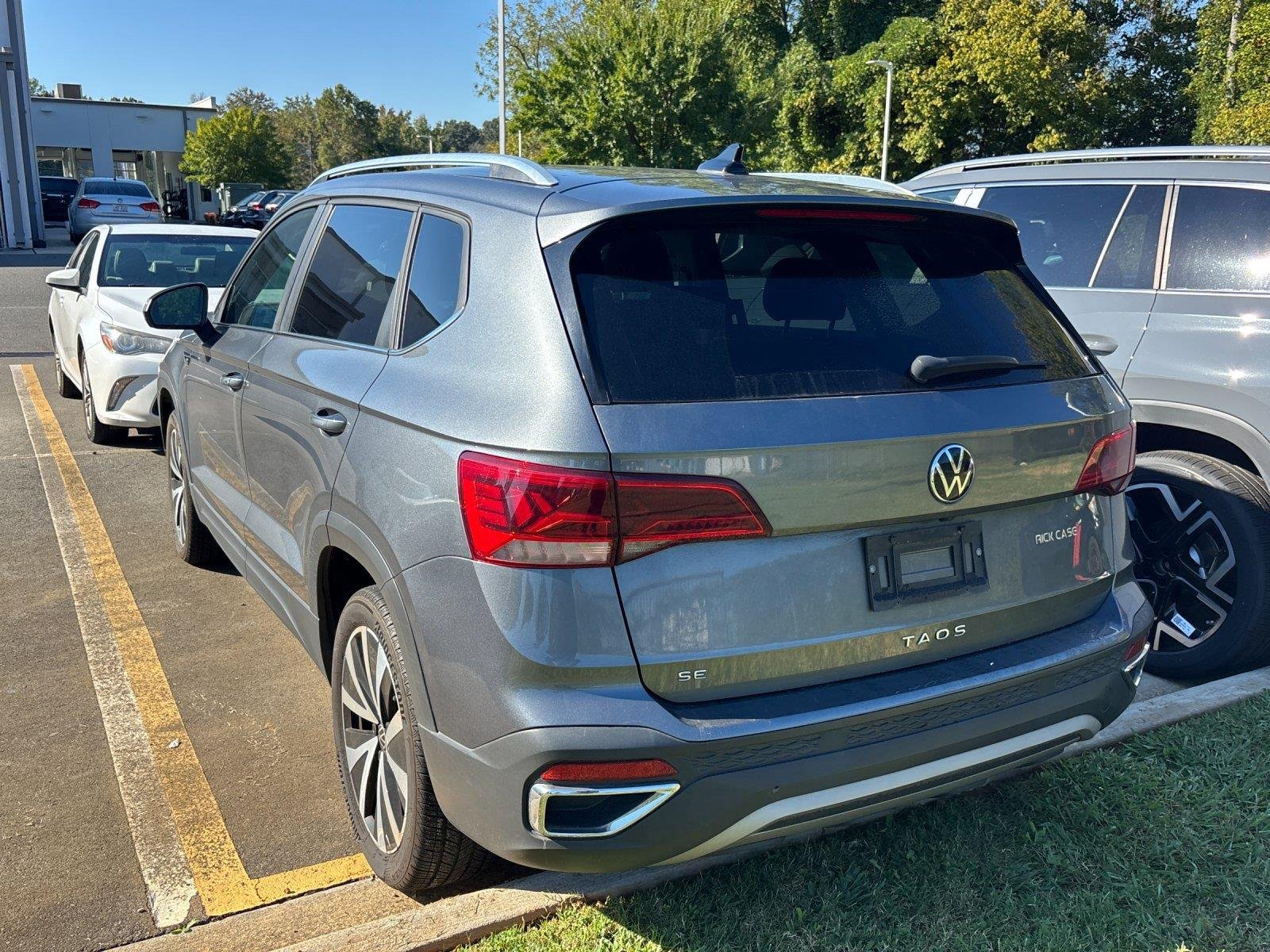 Used 2023 Platinum Gray Metallic Volkswagen SE image 3
