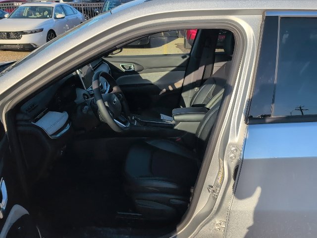 Used 2025 Silver Jeep Latitude image 4