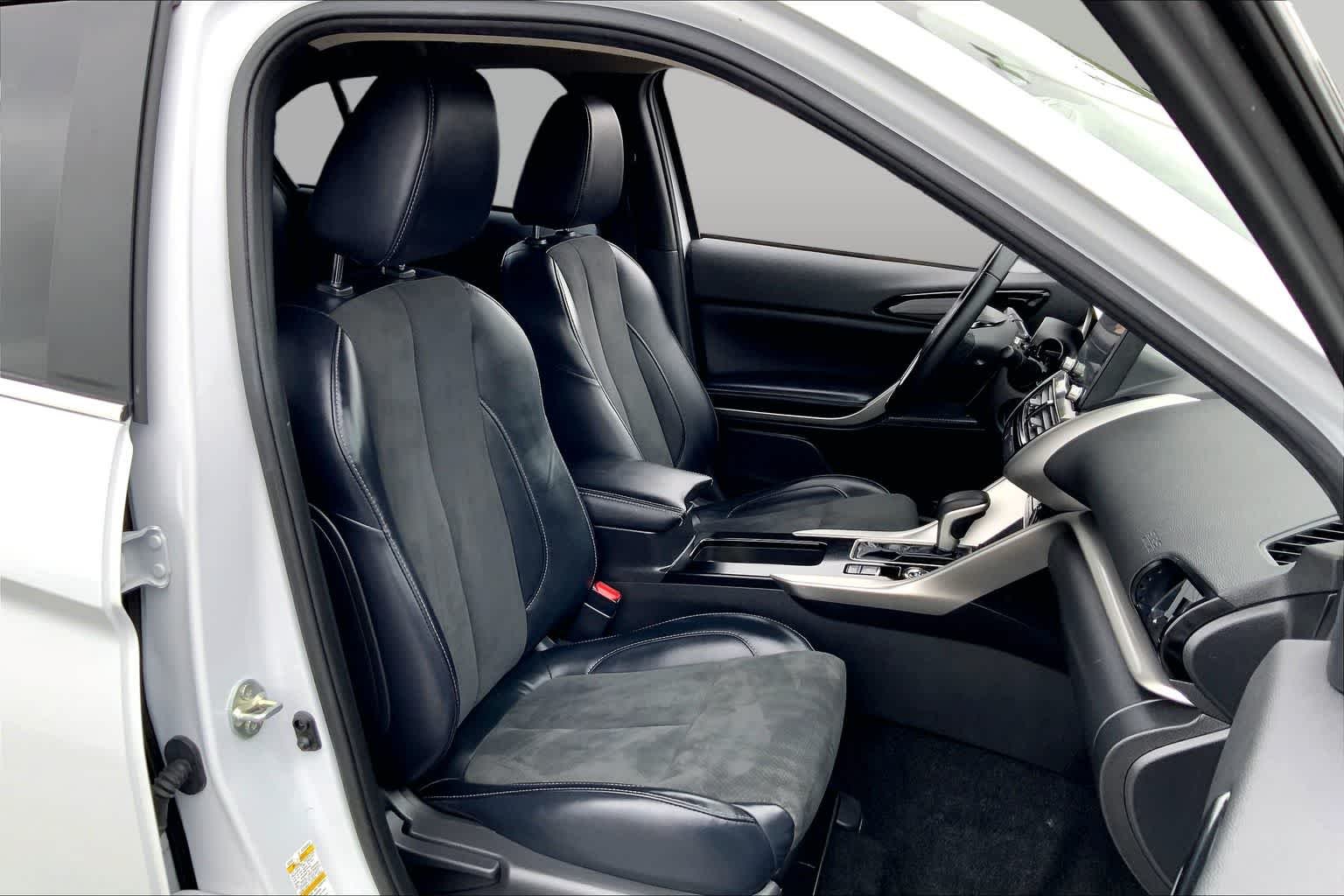 Used 2024 White Diamond Mitsubishi SE image 9