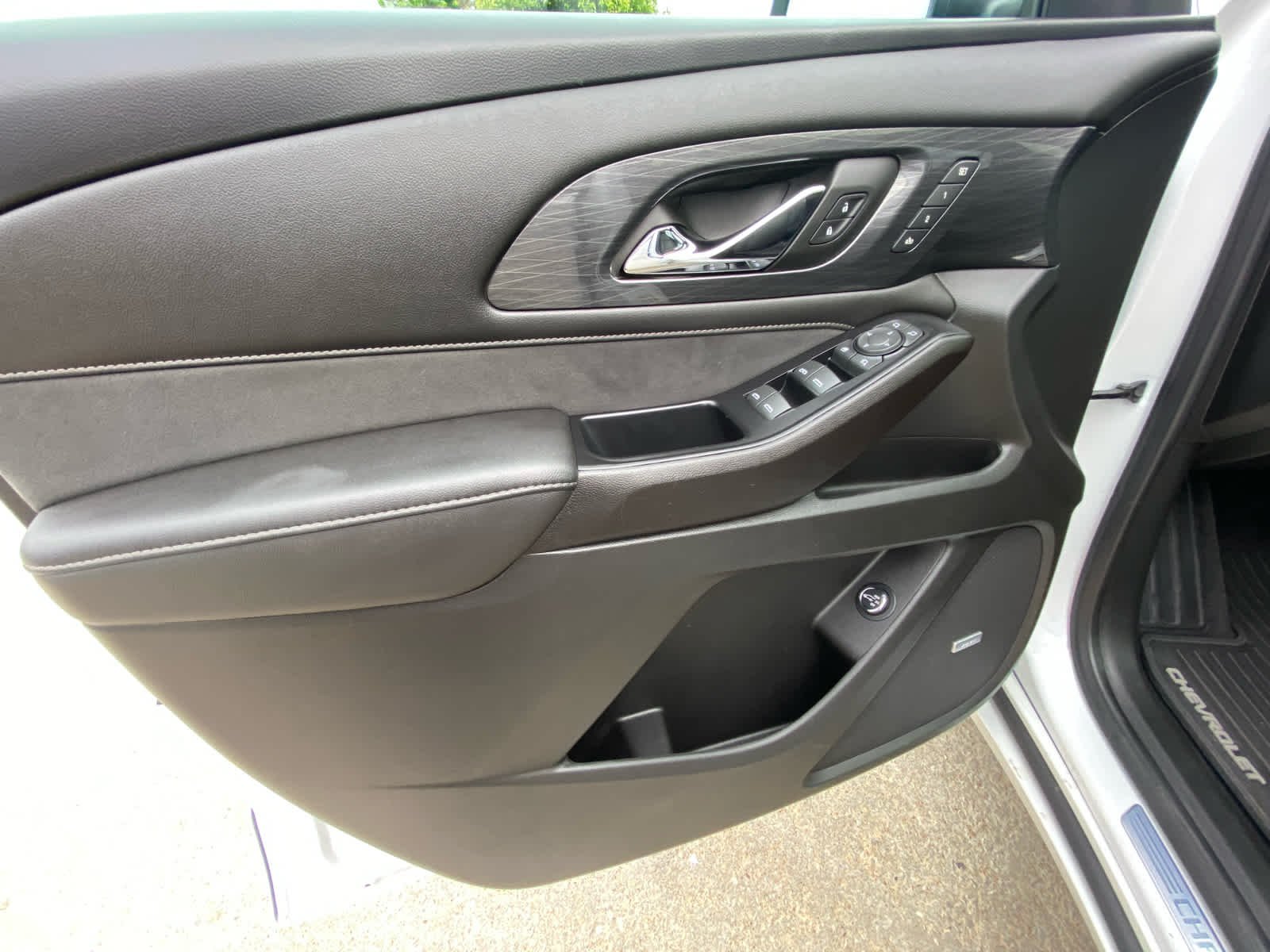 Used 2023 Iridescent Pearl Tricoat Chevrolet High Country image 7