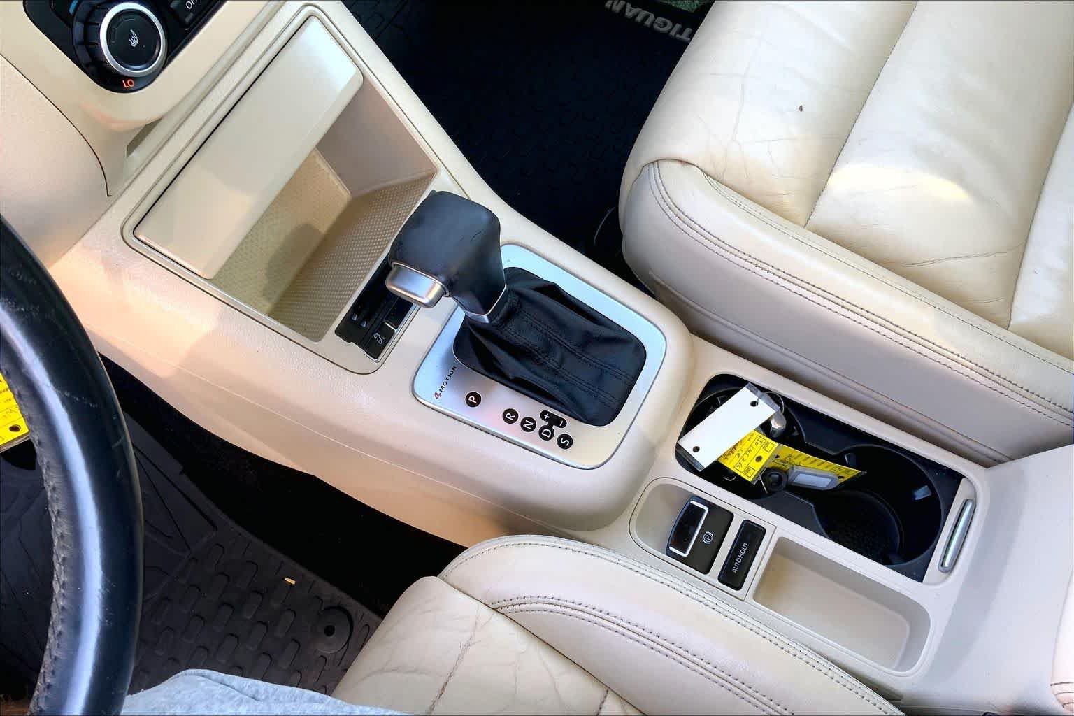 Used 2010  Volkswagen SE image 14