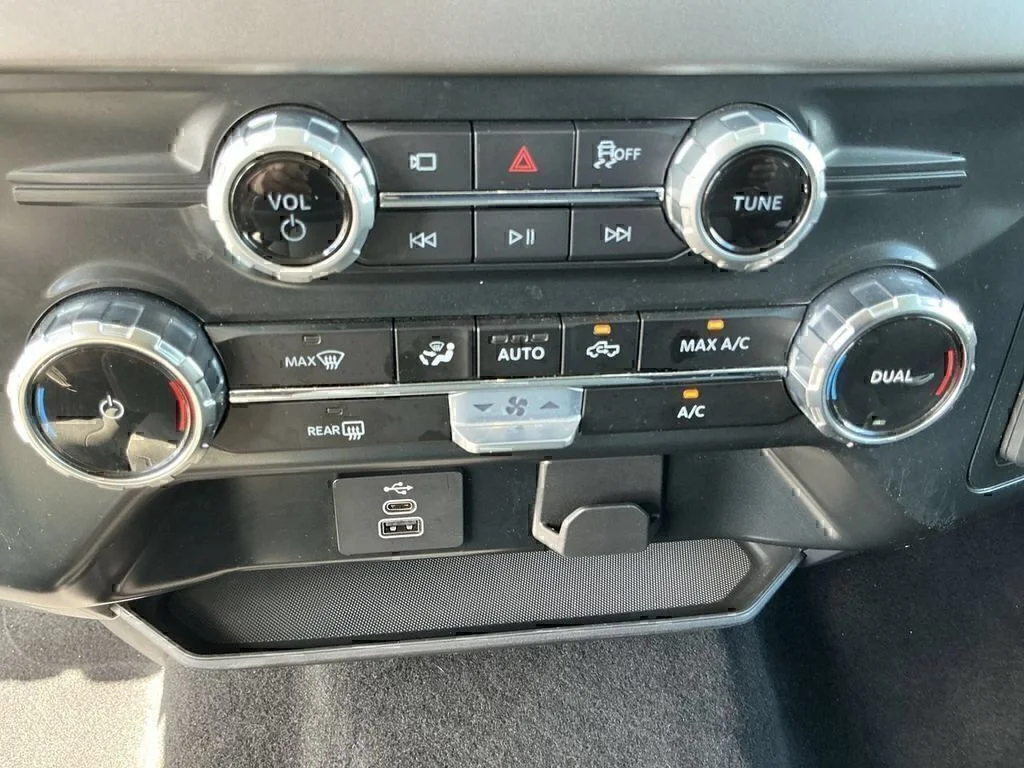 Used 2025 Oxford White Ford XLT image 17