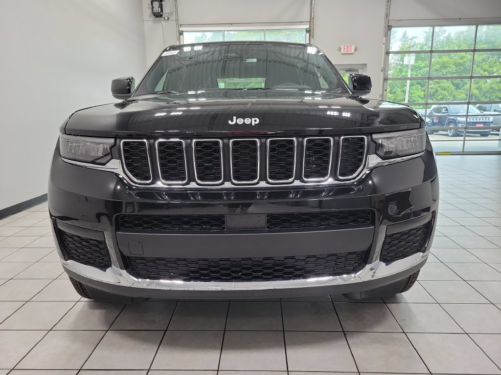 New 2026 Diamond Black Crystal Pearl-Coat Exterior Paint Jeep Laredo image 2