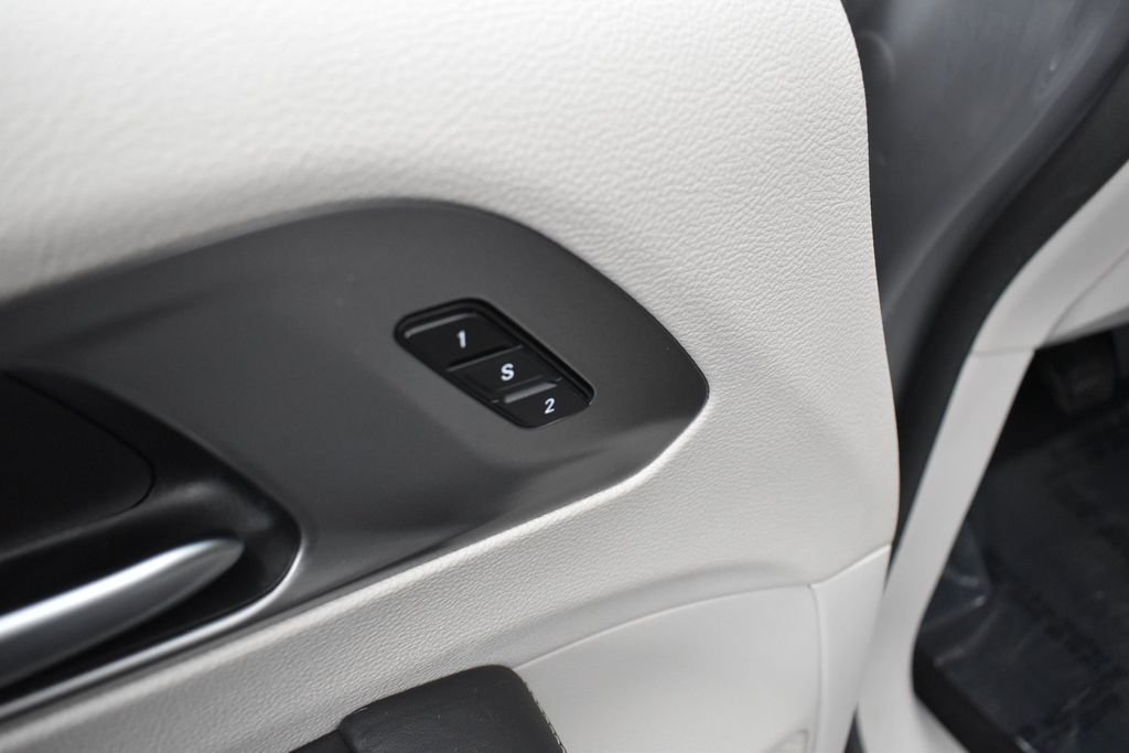 Used 2023 White Chrysler Touring L image 7