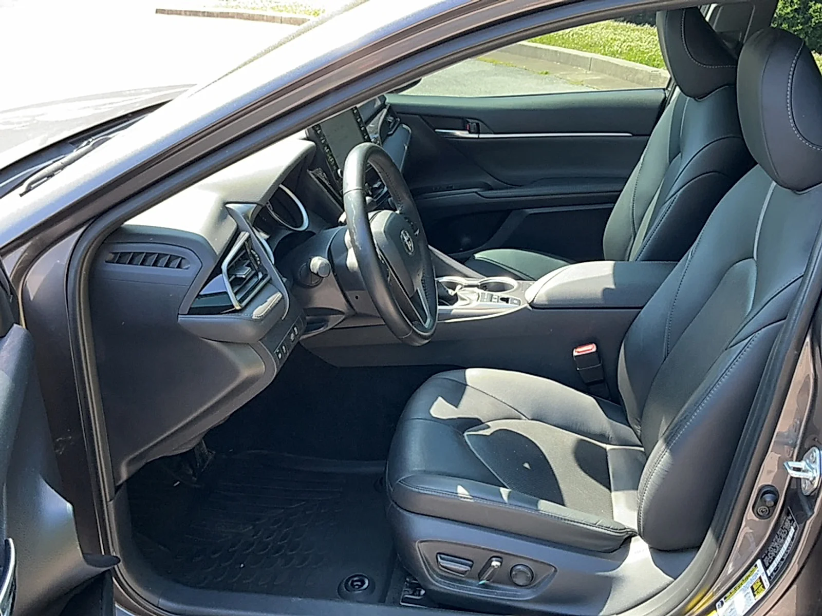 Used 2023 Predawn Gray Mica Toyota XLE Hybrid image 12