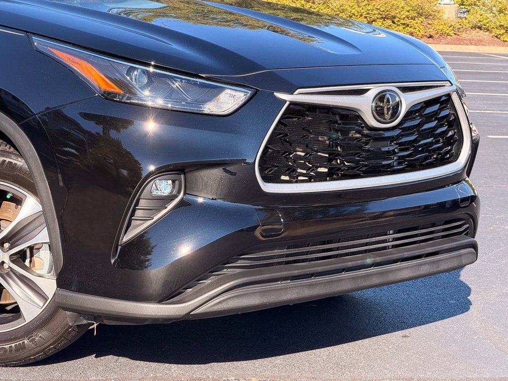 Used 2022 Black Toyota XLE image 5