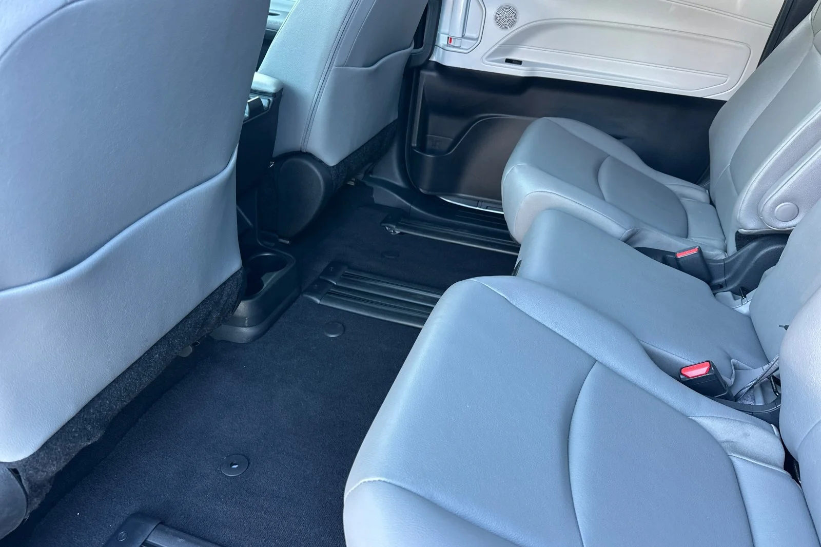 2025 Toyota Sienna XLE - Photo 8