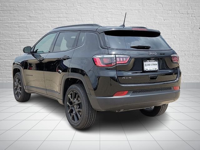 New 2026 Diamond Black Crystal Pearl-Coat Exterior Paint Jeep Latitude image 3