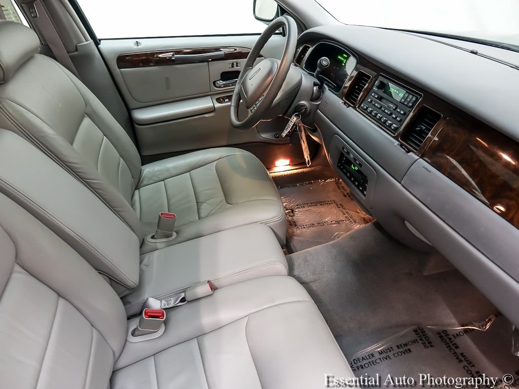 Used 1999  Lincoln Signature image 24