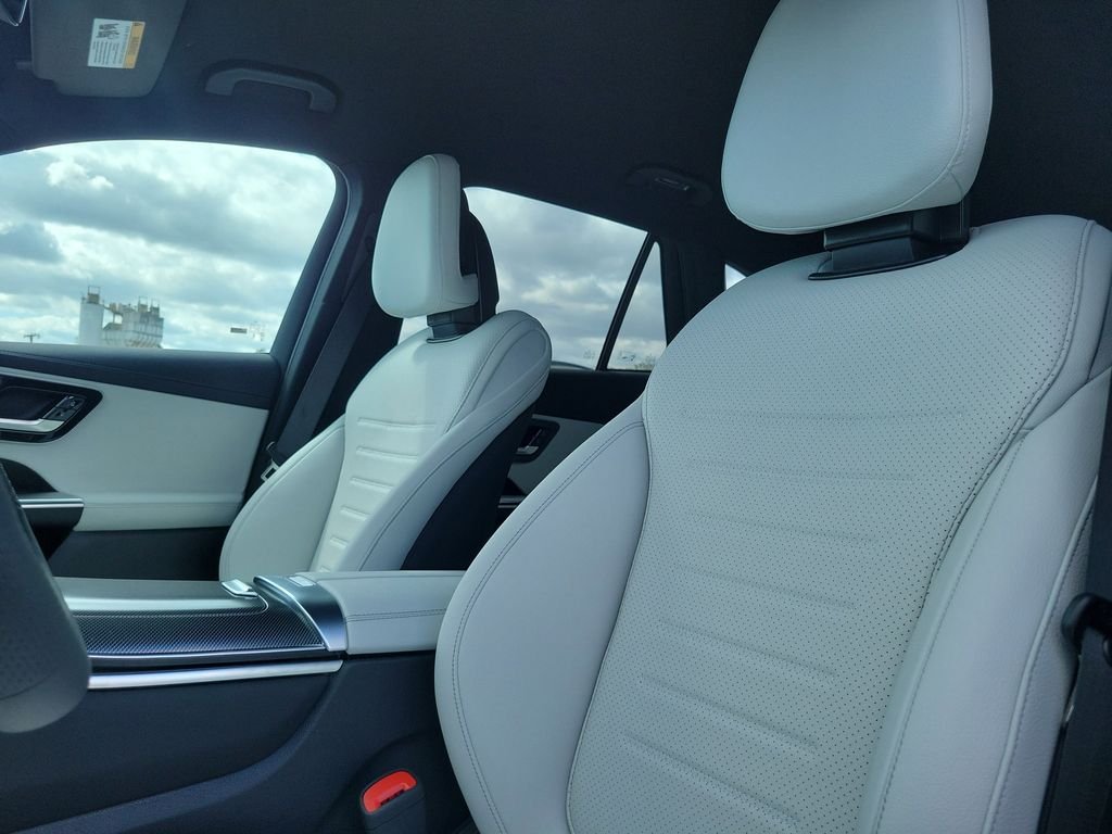 New 2026 Polar White Mercedes-Benz GLC 300 image 24
