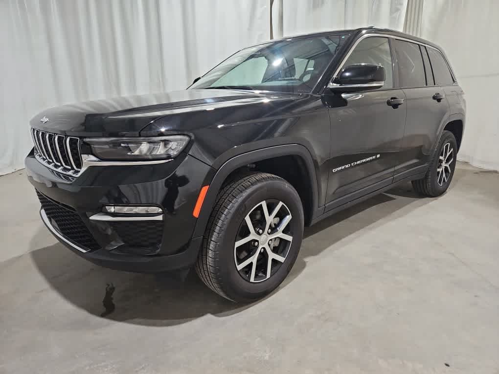 Used 2024 Diamond Black Jeep Limited image 4