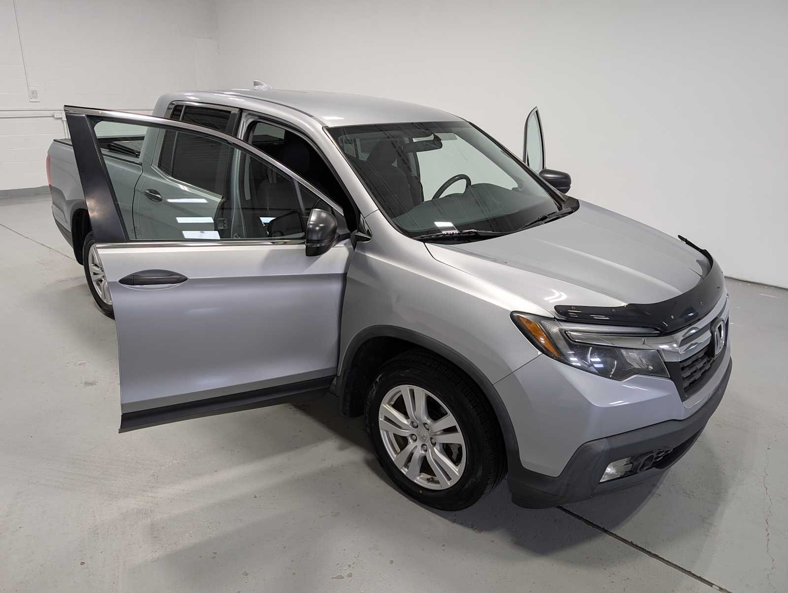 Used 2017 Lunar Silver Metallic Honda RT image 15