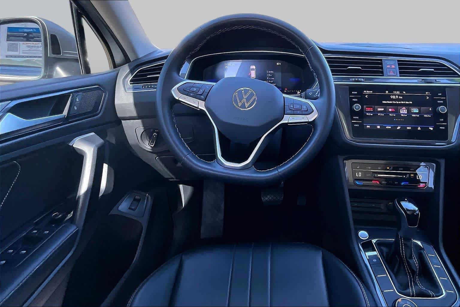 Used 2024 Pyrite Silver Metallic Volkswagen SE image 6