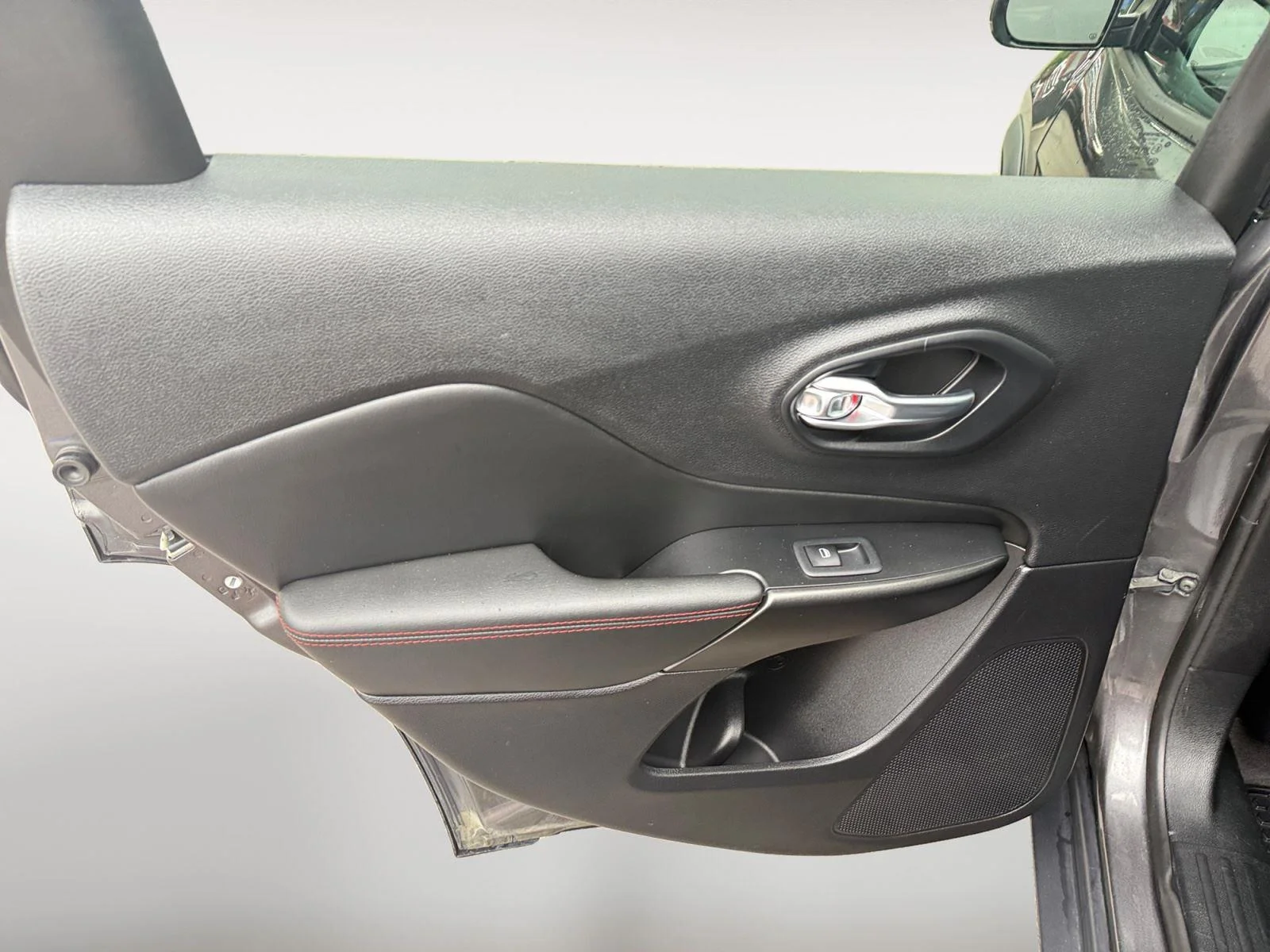 Used 2022 Granite Crystal Metallic Jeep Trailhawk image 20