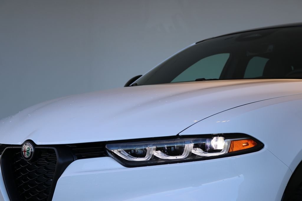 New 2025 Milano White Exterior Paint Alfa Romeo Base image 52