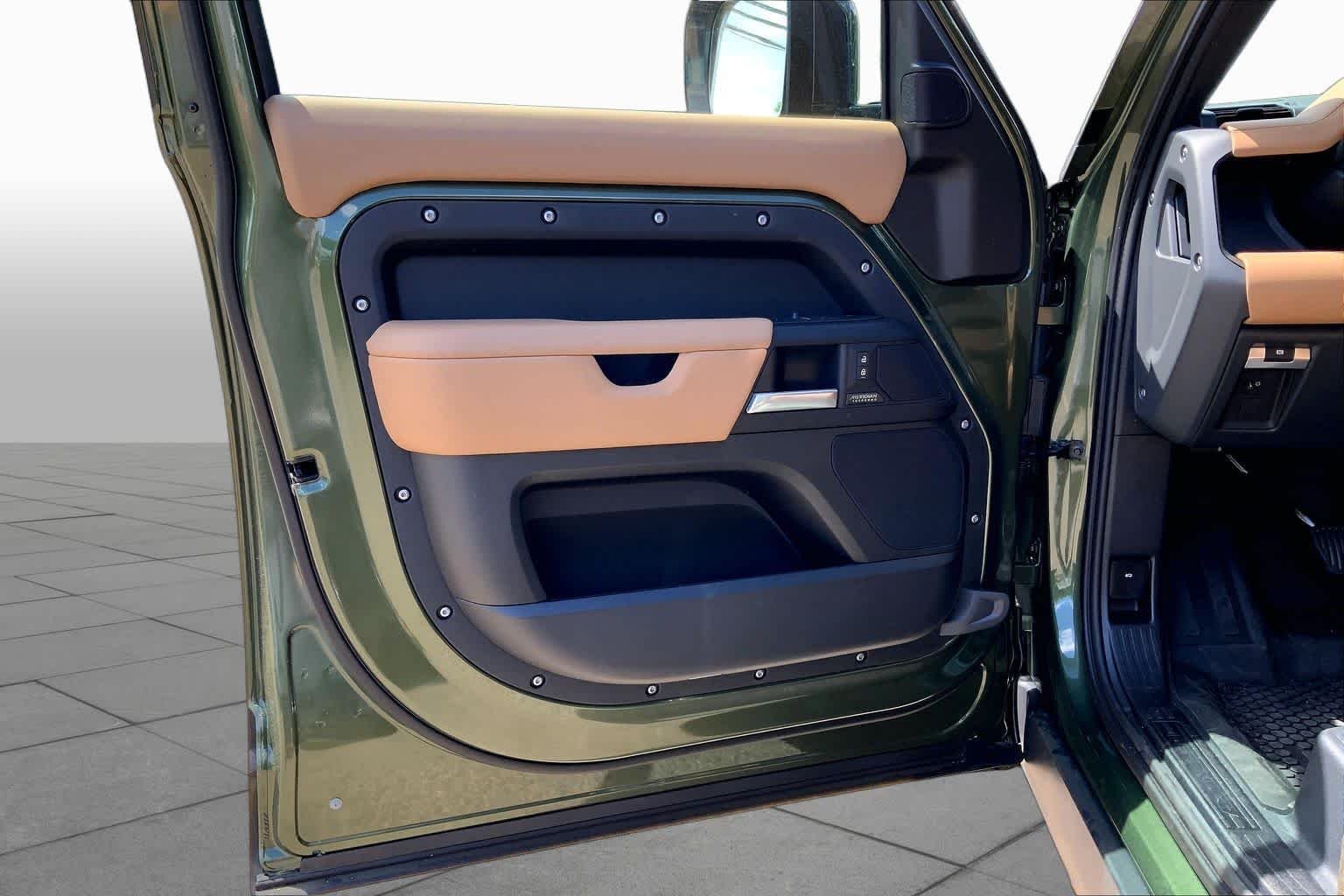 New 2026 Woolstone Green Land Rover X-Dynamic SE image 11