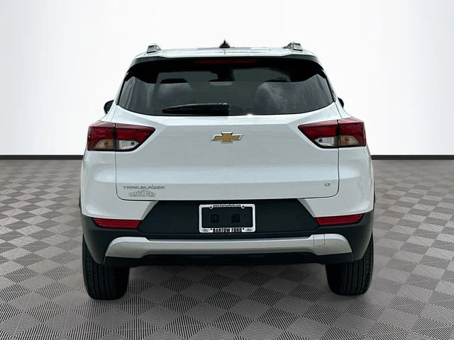 Used 2025 White Chevrolet LT image 6