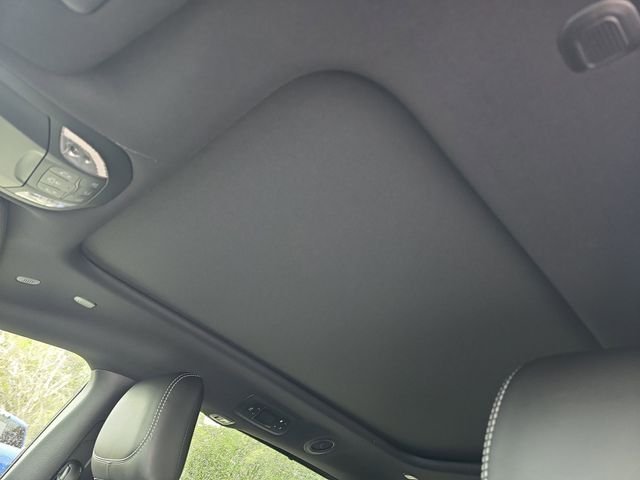New 2026 Diamond Black Crystal Pearl-Coat Exterior Paint Chrysler Limited image 18