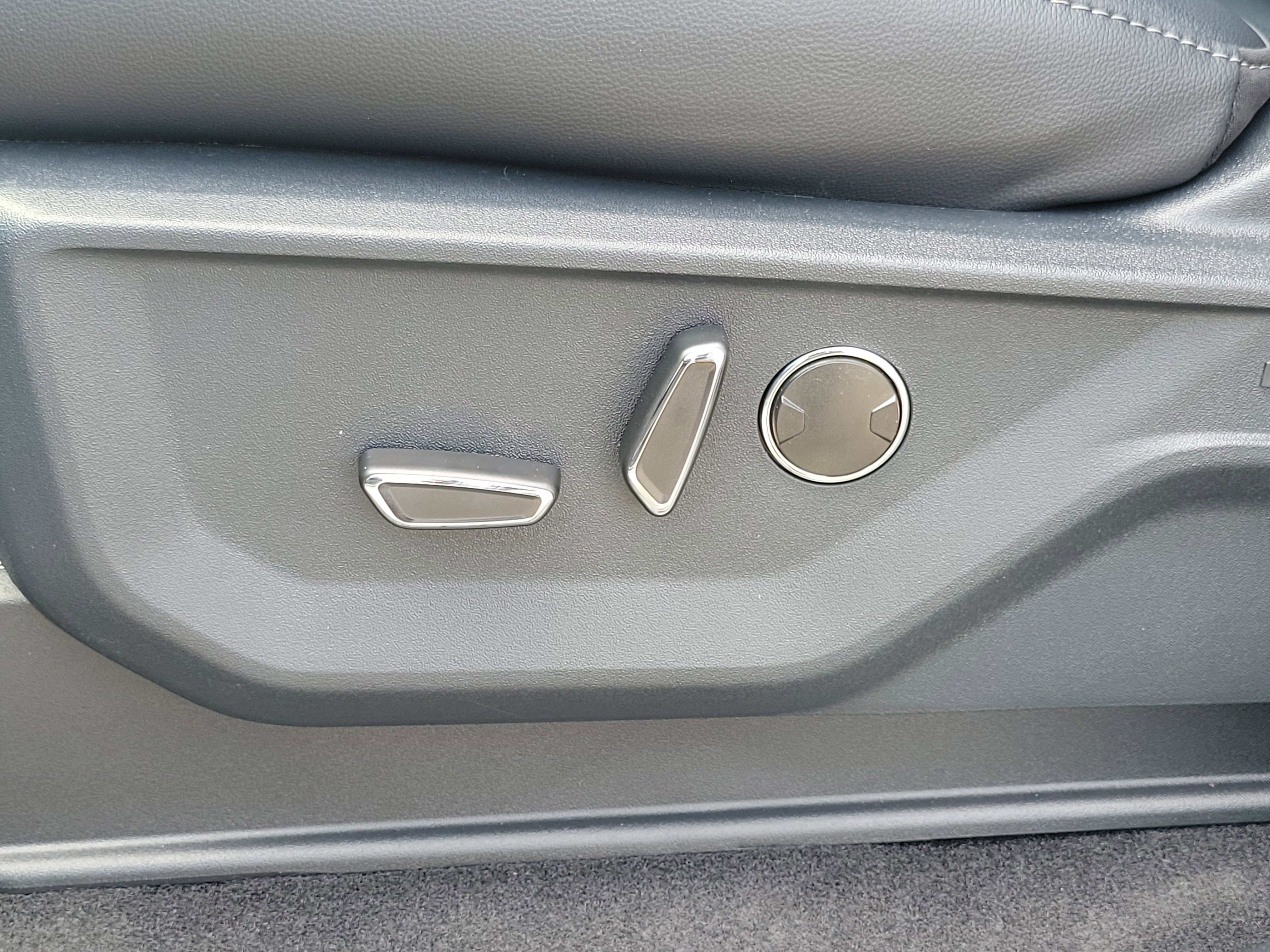 New 2026 Star White Metallic Tri-Coat Ford Lariat® image 13