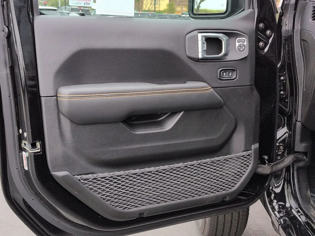 New 2026 Black Clear-Coat Exterior Paint Jeep Sahara image 13