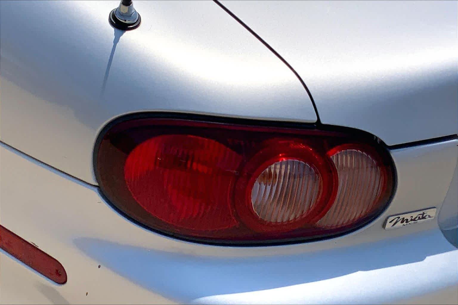 Used 2001 Sunlight Silver Metallic Mazda Base image 21