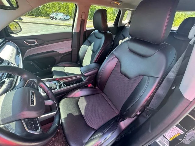 Used 2022 Black Jeep Latitude image 12
