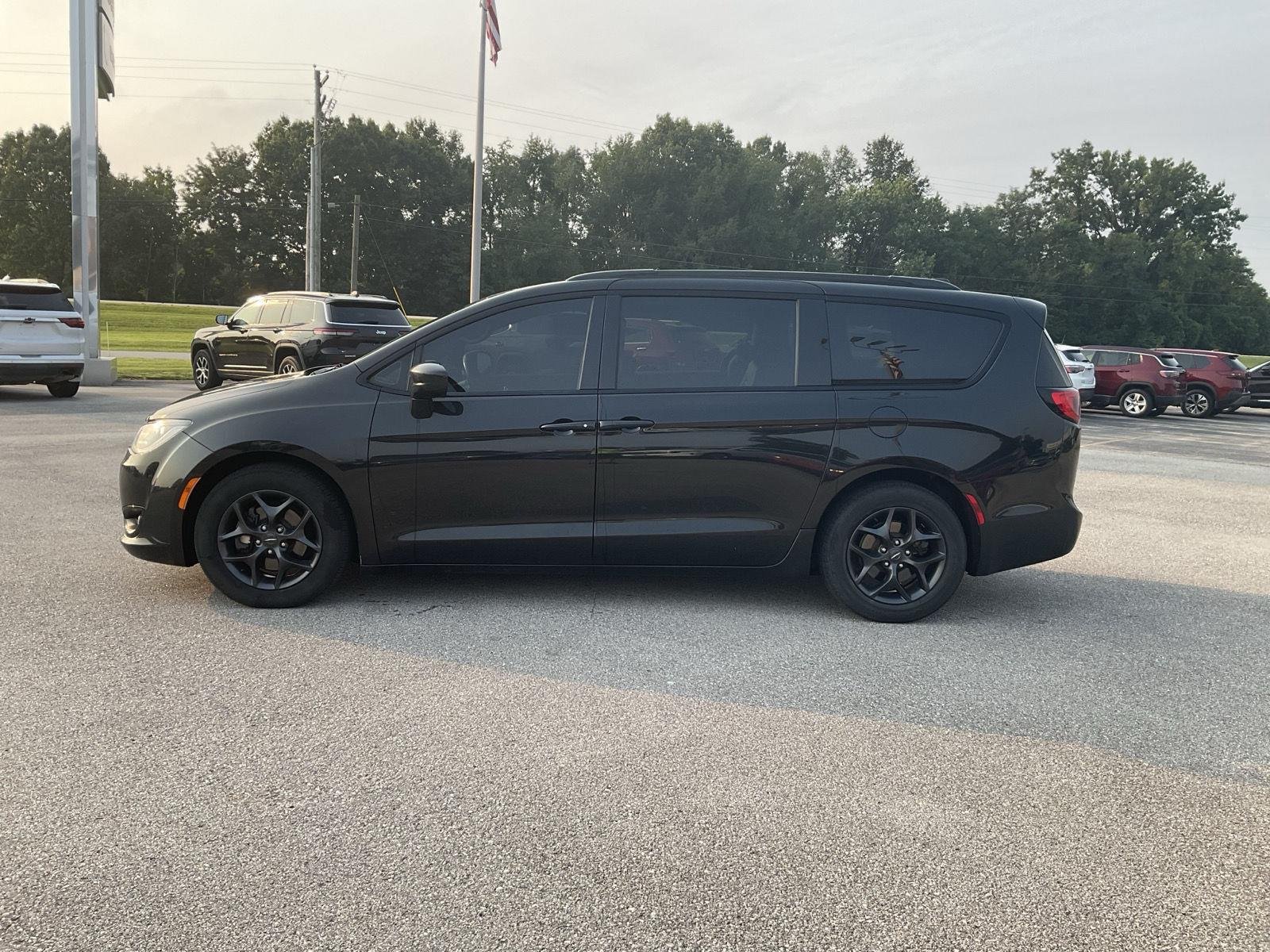 Used 2019 Brilliant Black Crystal Pearlcoat Chrysler Touring L Plus image 4