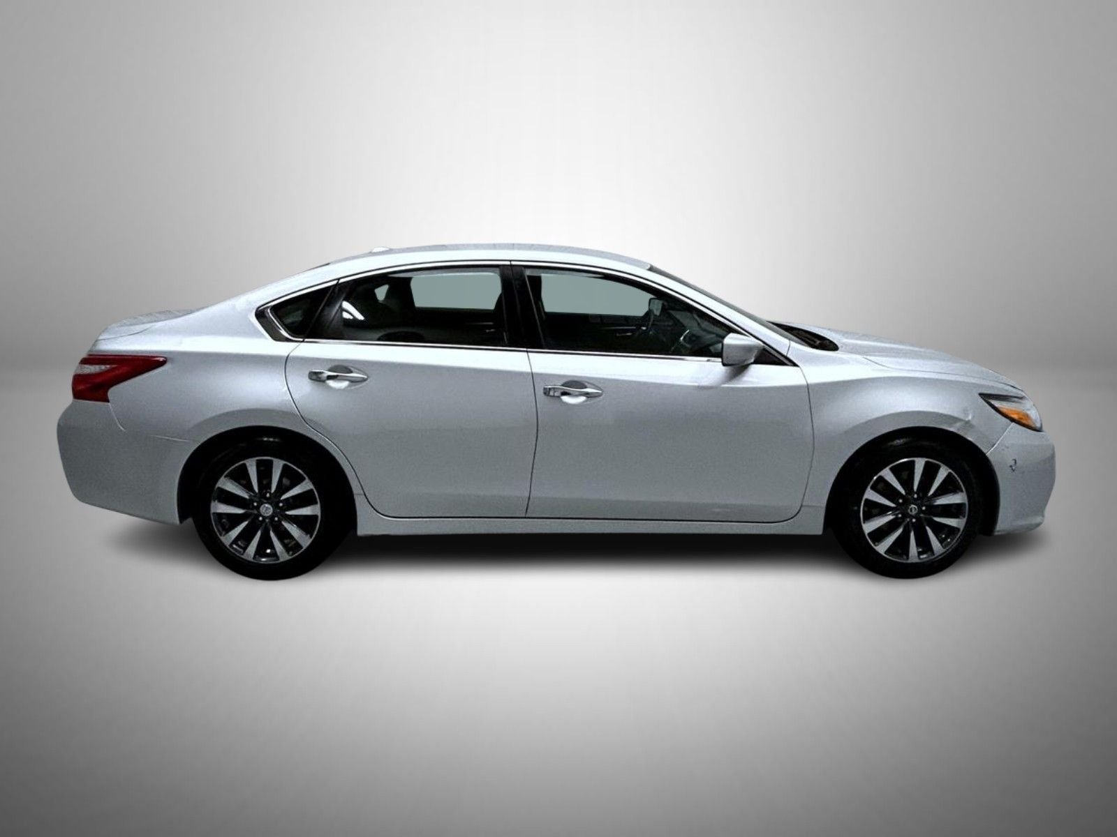 Used 2017 Silver Nissan 2.5 SV image 4