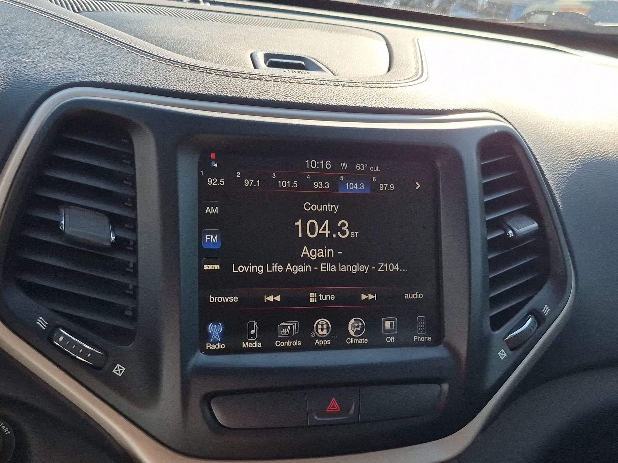 Used 2015 Bright White Clearcoat Jeep Latitude image 21