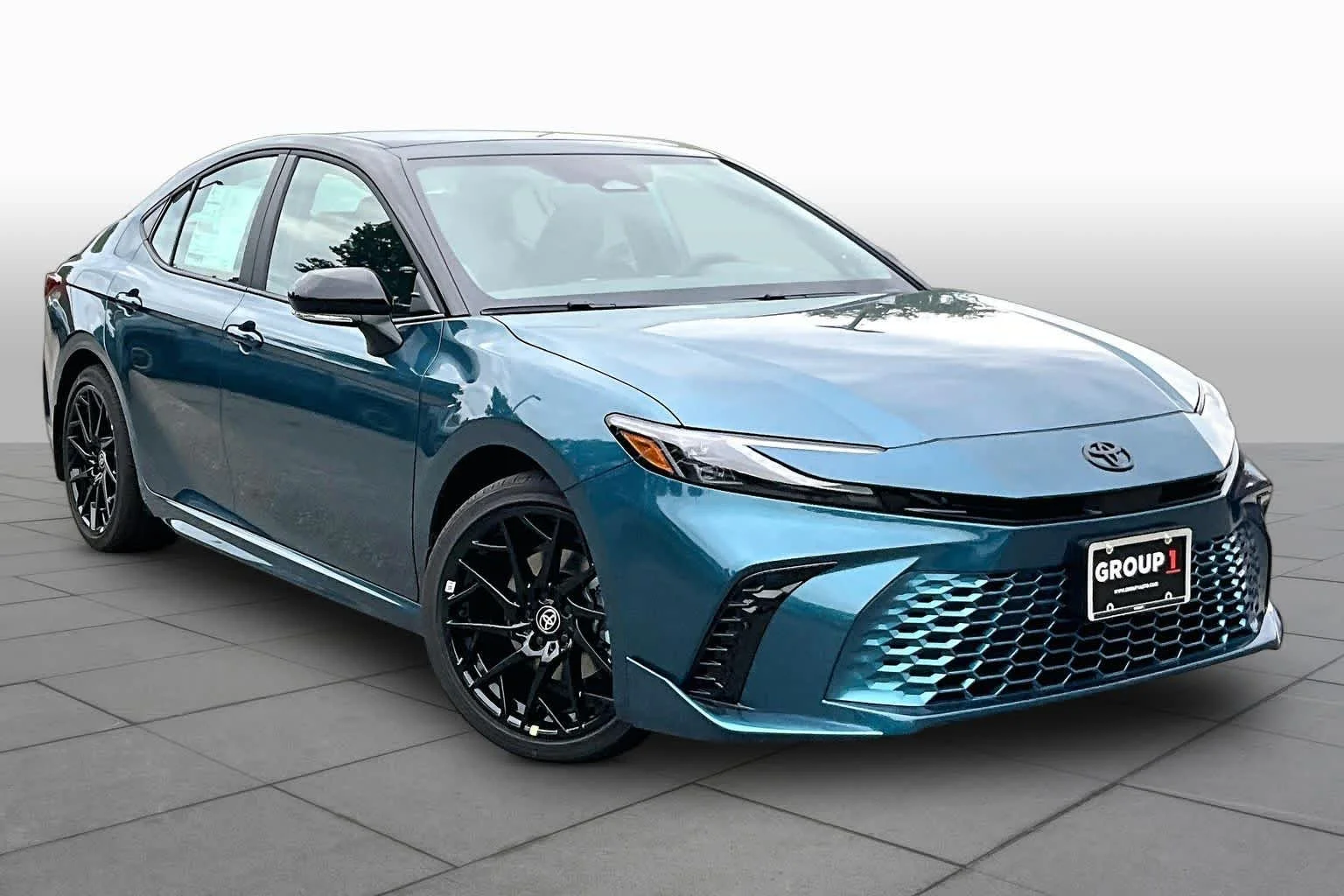 New 2026 Ocean Gem with Midnight Black Metallic roof Toyota XSE image 2