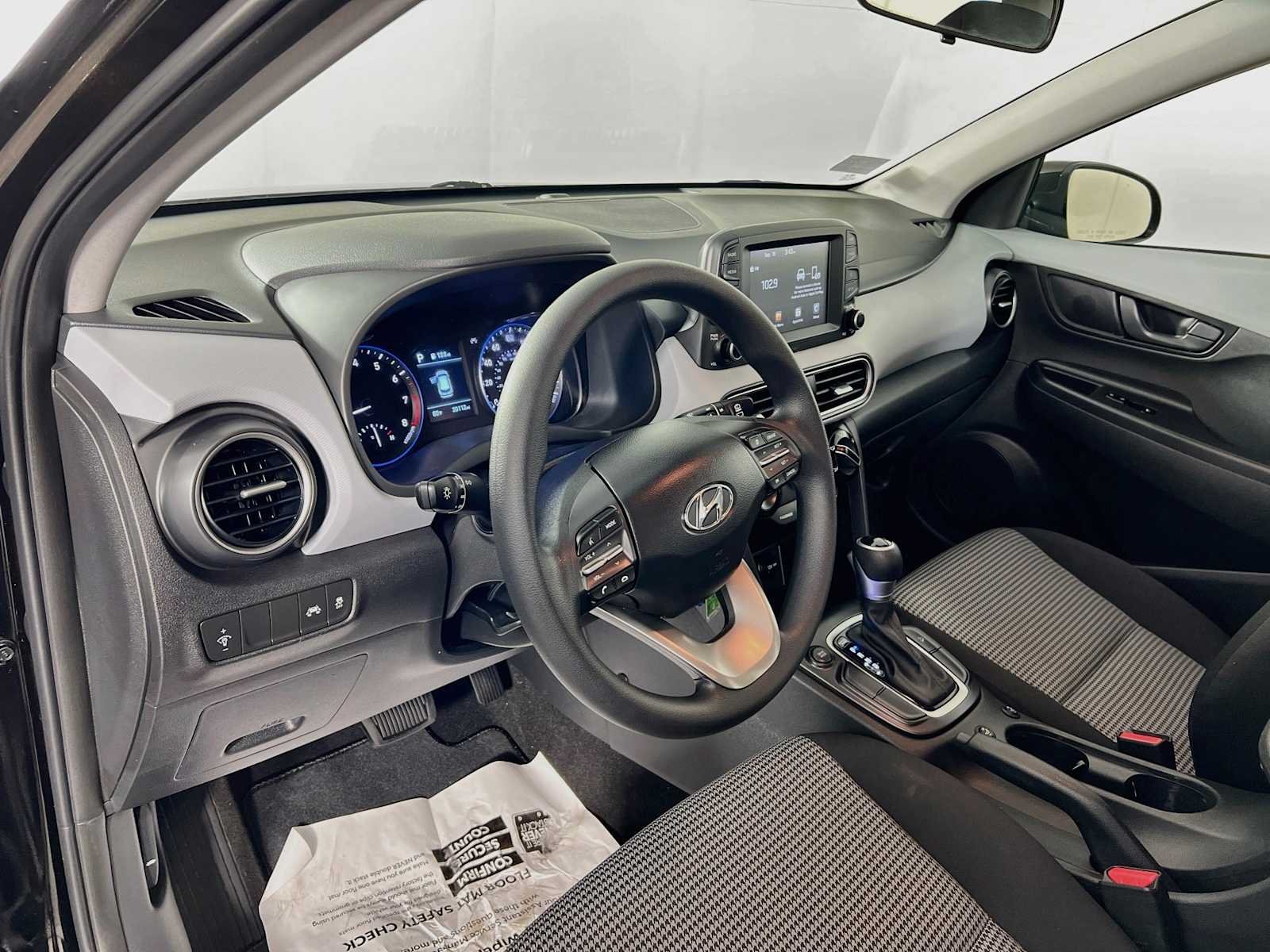 Used 2020 Ultra Black Hyundai SE image 9