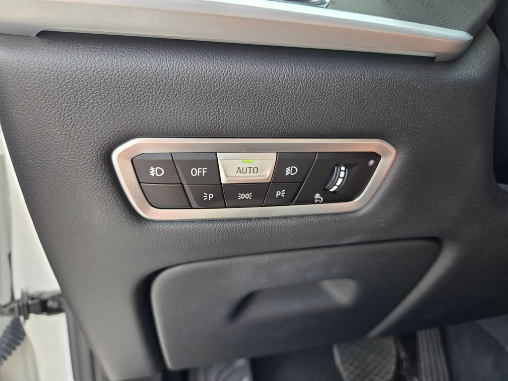 Used 2021 White BMW xDrive40i image 26
