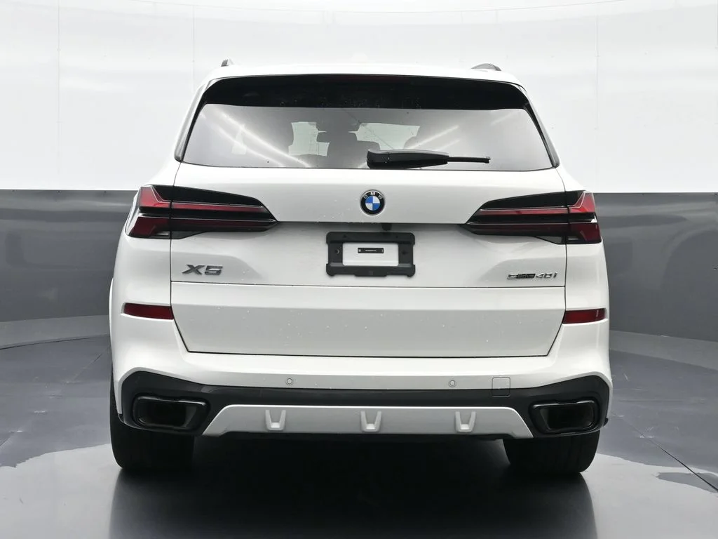 Used 2025 Alpine White BMW sDrive40i image 7