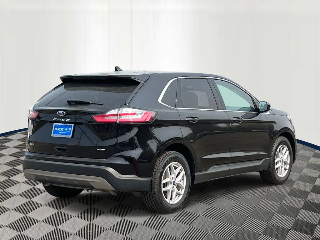 Used 2022 Black Ford SEL image 5