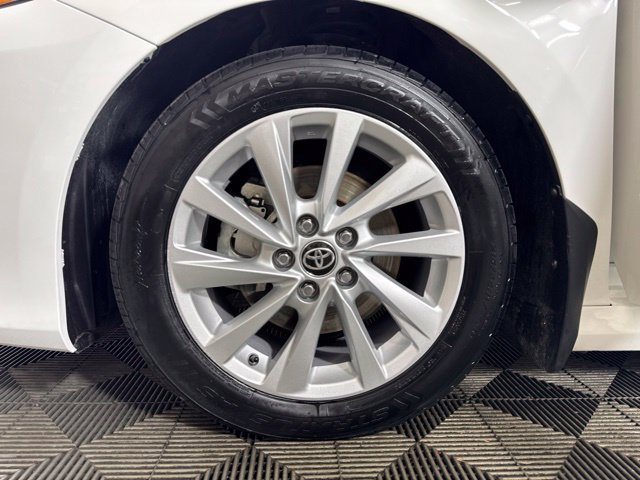 Used 2021 White Toyota LE image 10