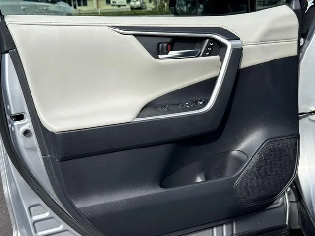 Used 2019  Toyota Limited image 21