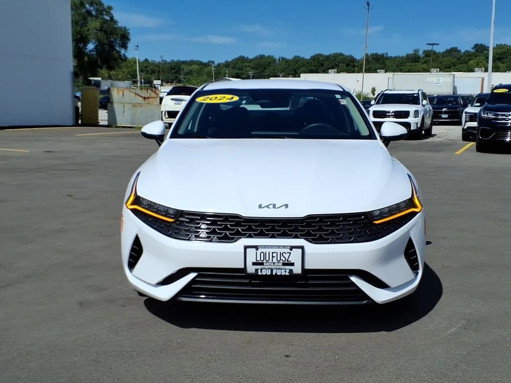 Used 2024 White Kia LXS image 11