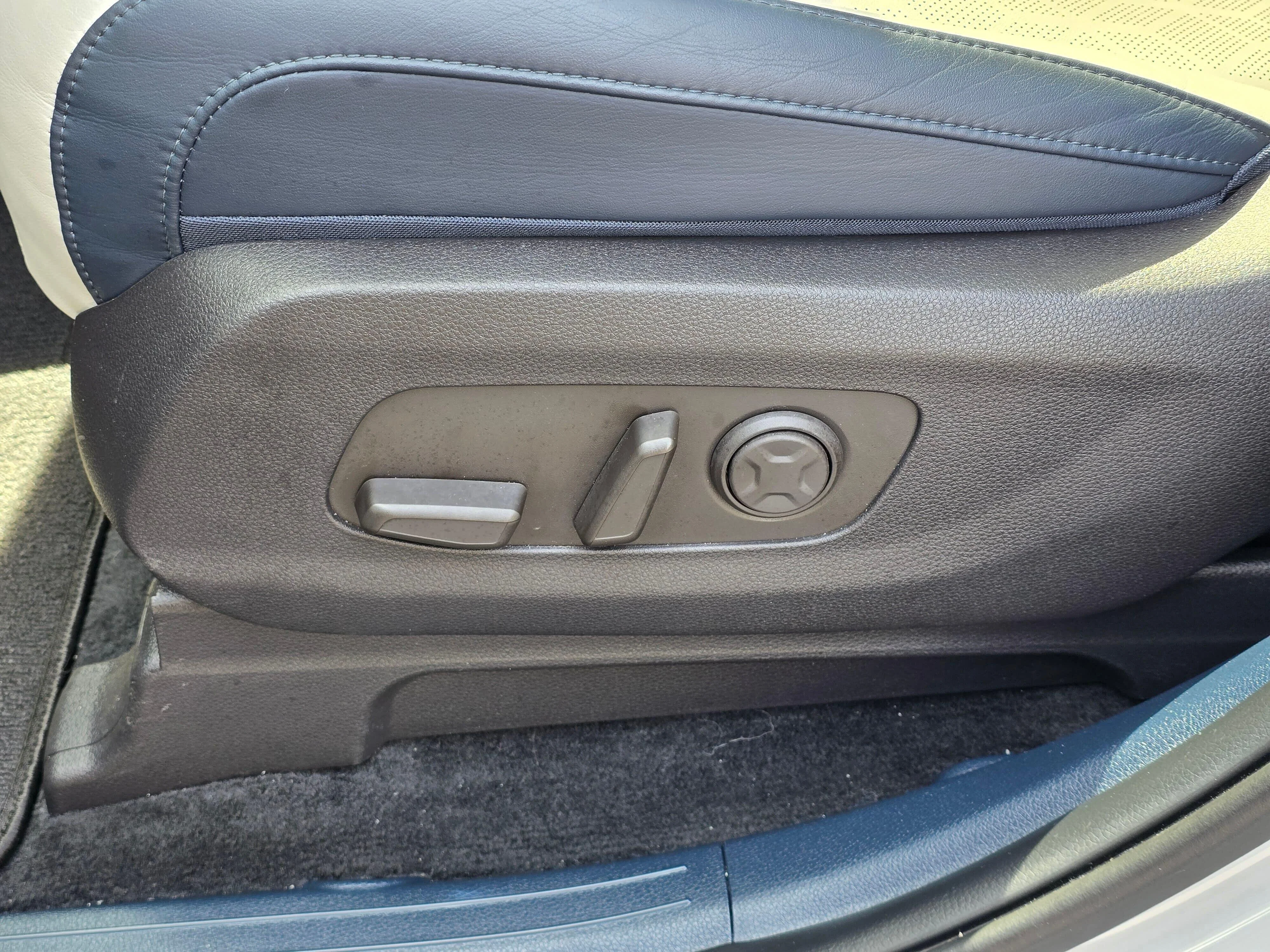 Used 2025 Ceramic White Kia SX image 13
