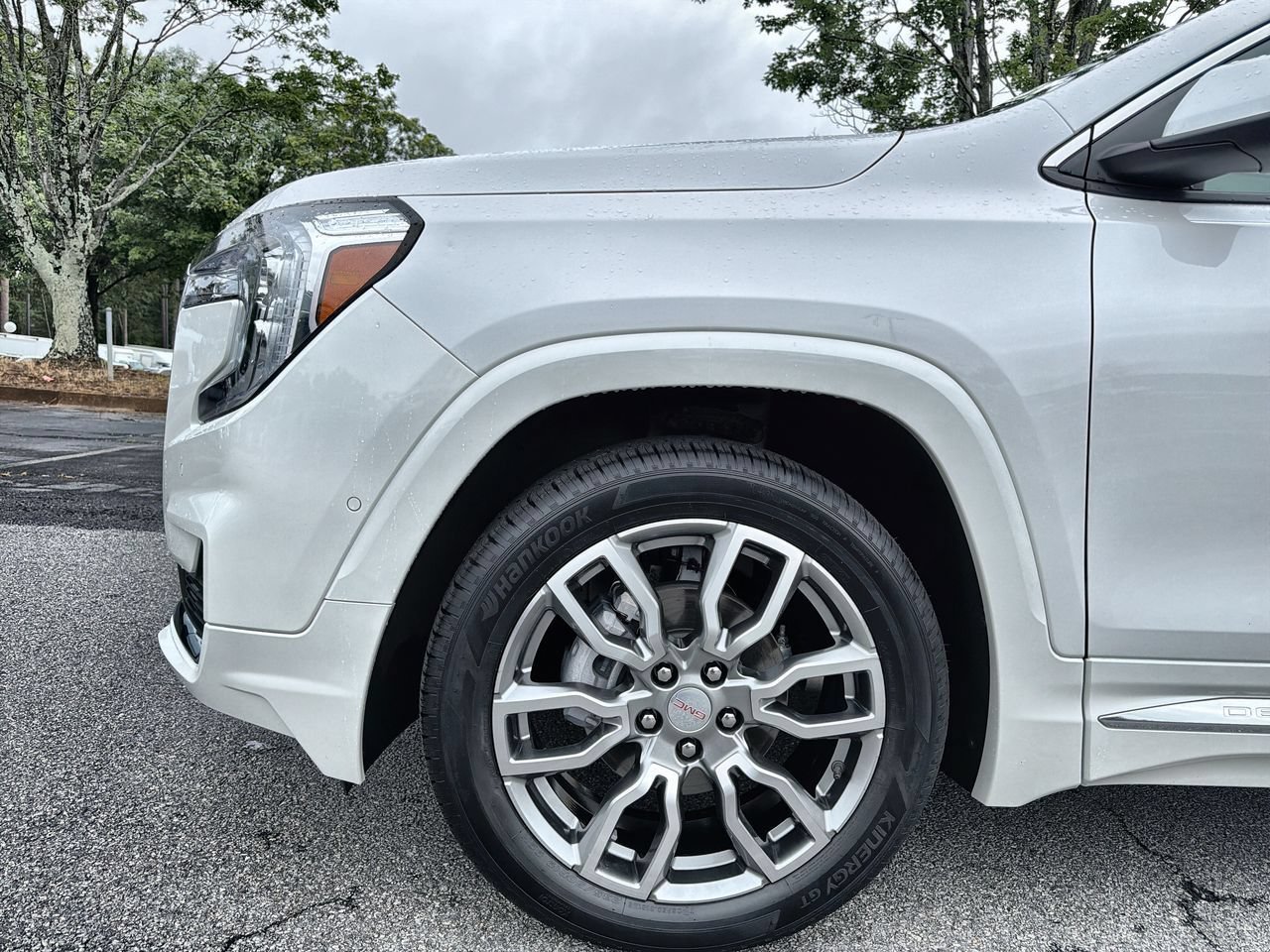 Used 2023 White Frost Tricoat GMC Denali image 28