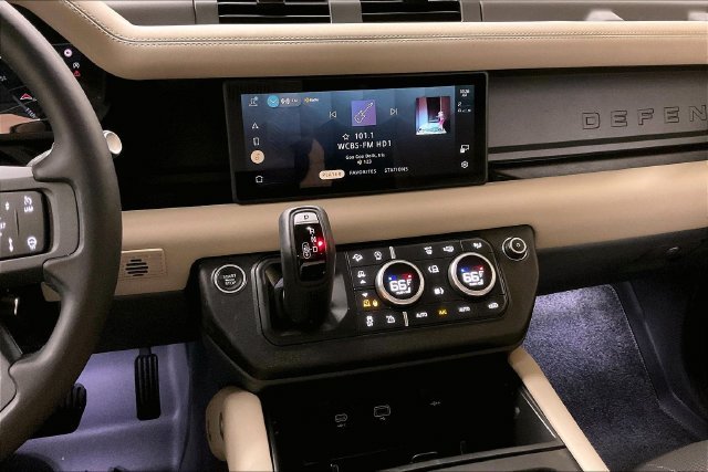 Used 2024 Fuji White Land Rover X-Dynamic SE image 5