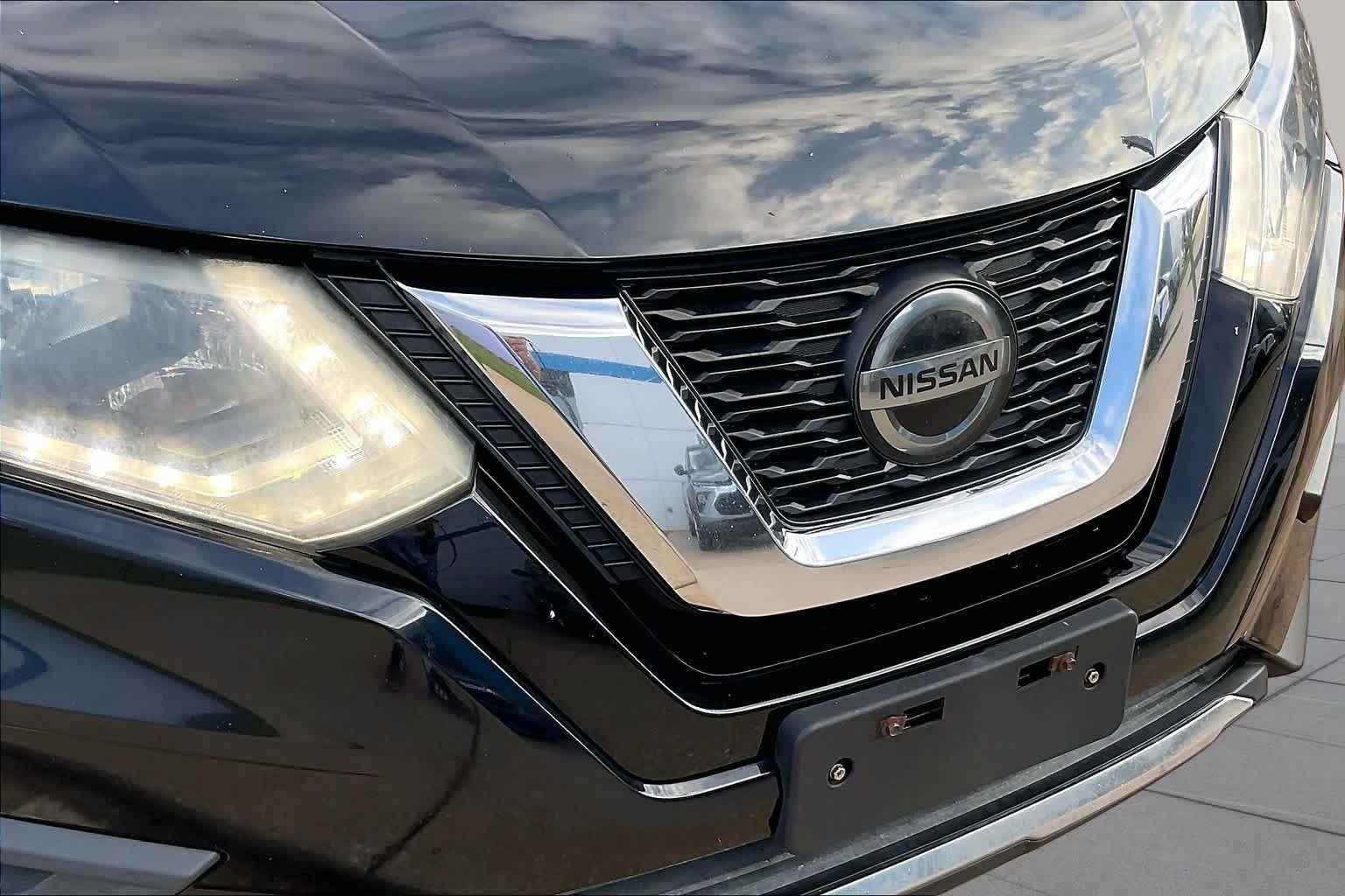 Used 2019 Magnetic Black Pearl Nissan S image 28