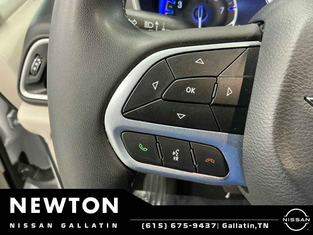 Used 2023 Bright White Clearcoat Chrysler Touring L image 33