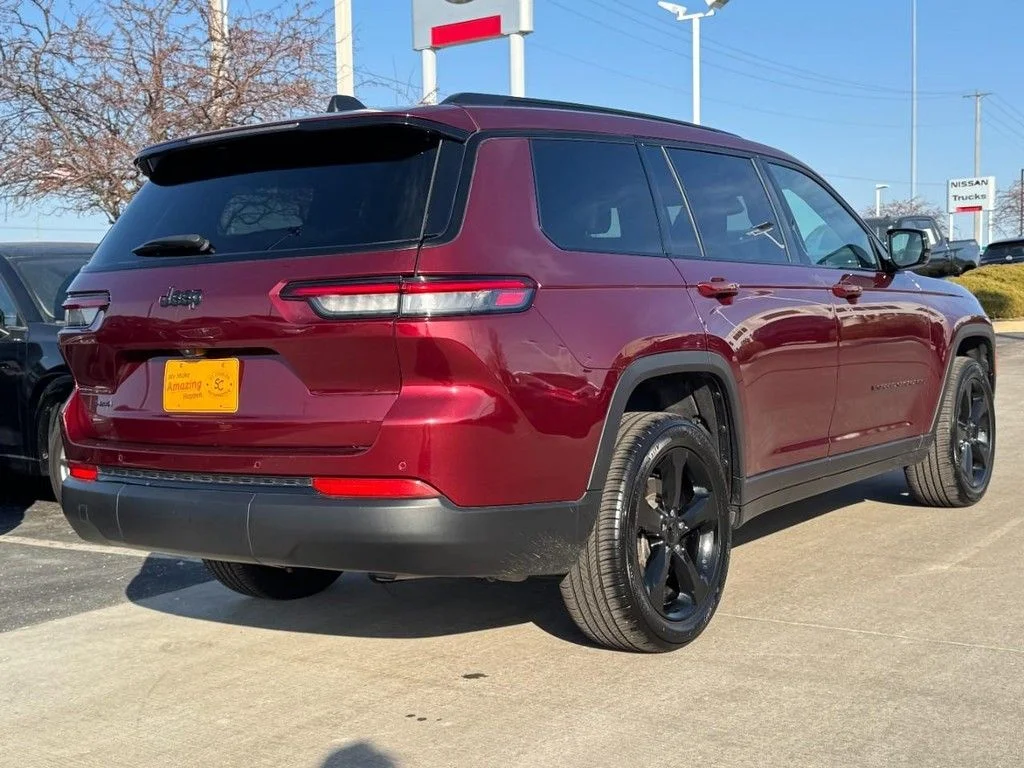 Used 2023 Red Jeep Altitude image 3