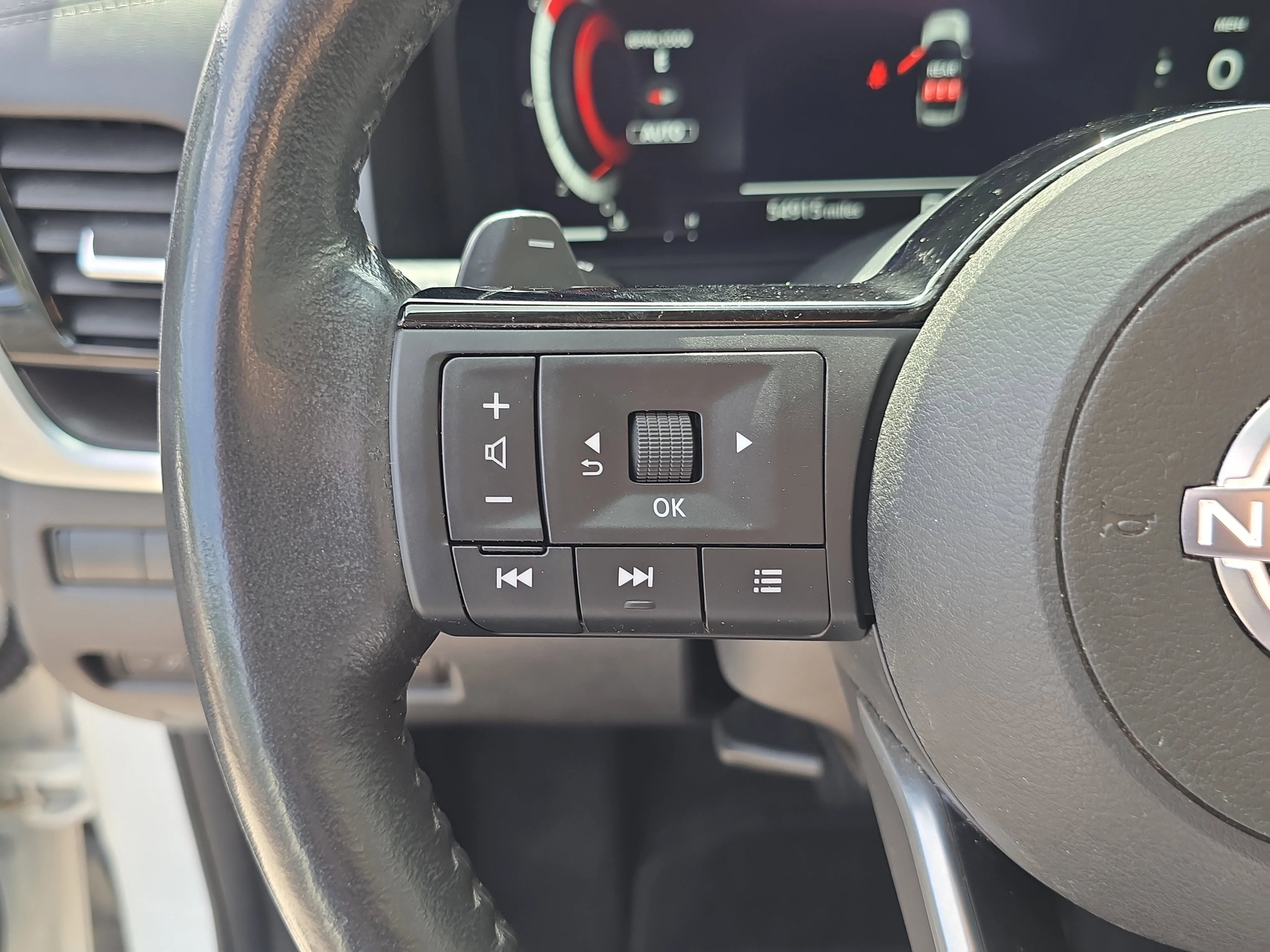 Certified Used 2023 Pearl White Tricoat Nissan Platinum image 32