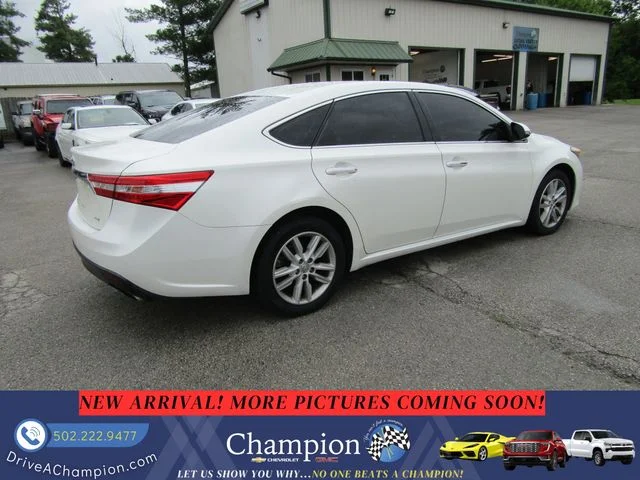 Used 2013 White Toyota XLE Premium image 4