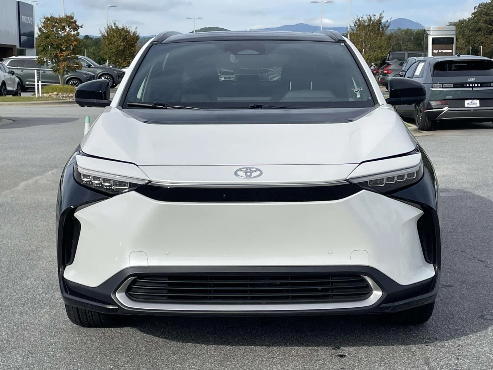 Used 2023 Wind Chill Pearl Toyota Limited image 22