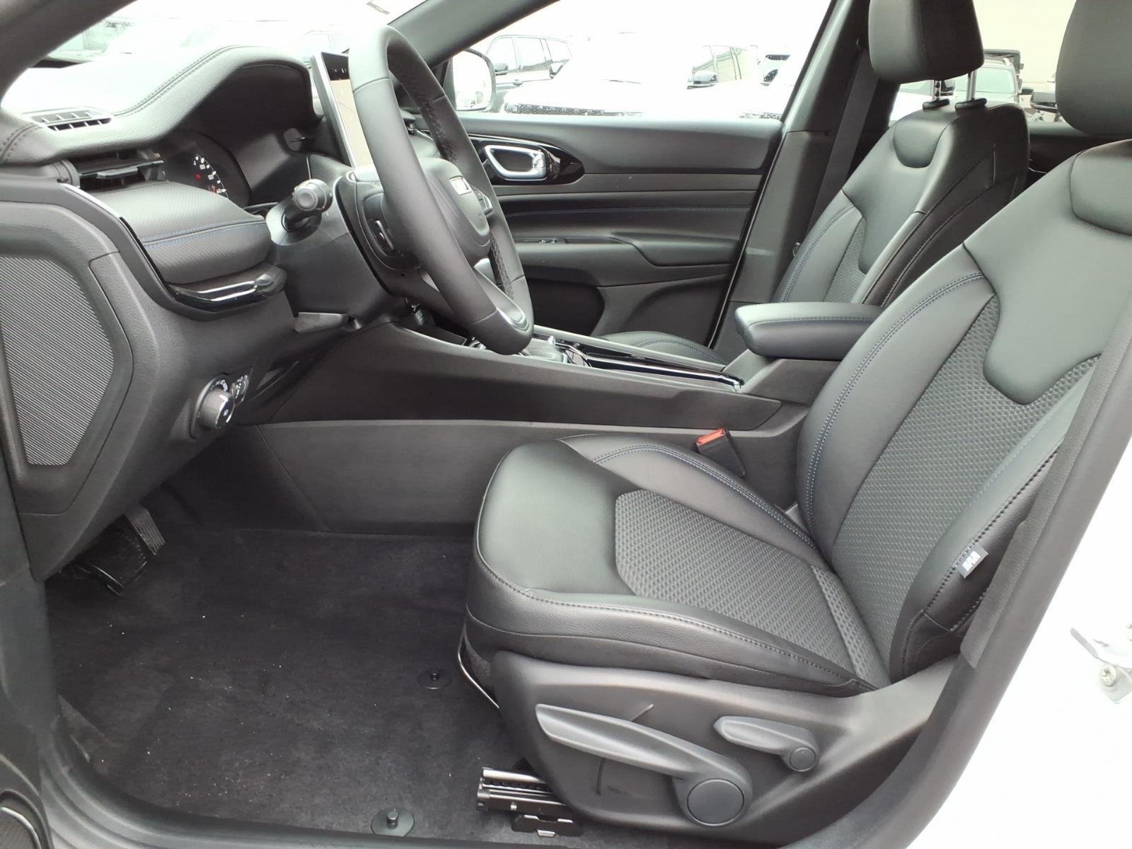 New 2026 Bright White Clearcoat Jeep Latitude Altitude image 4
