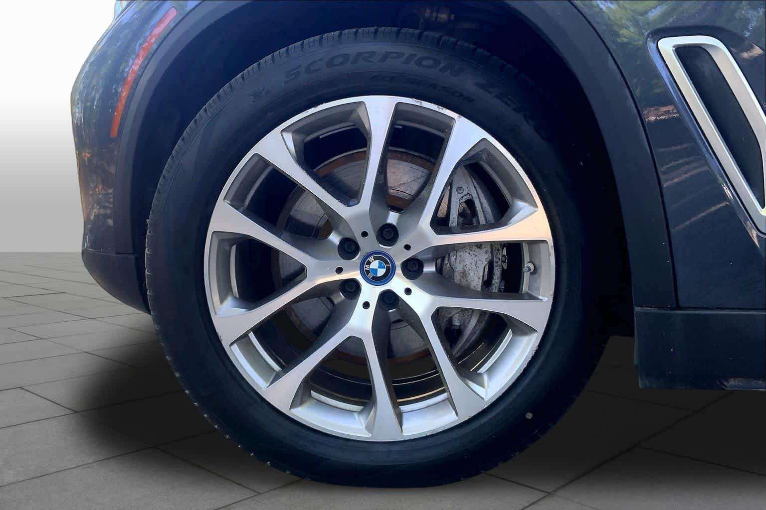 Used 2022 Arctic Grey Metallic BMW xDrive45e image 10