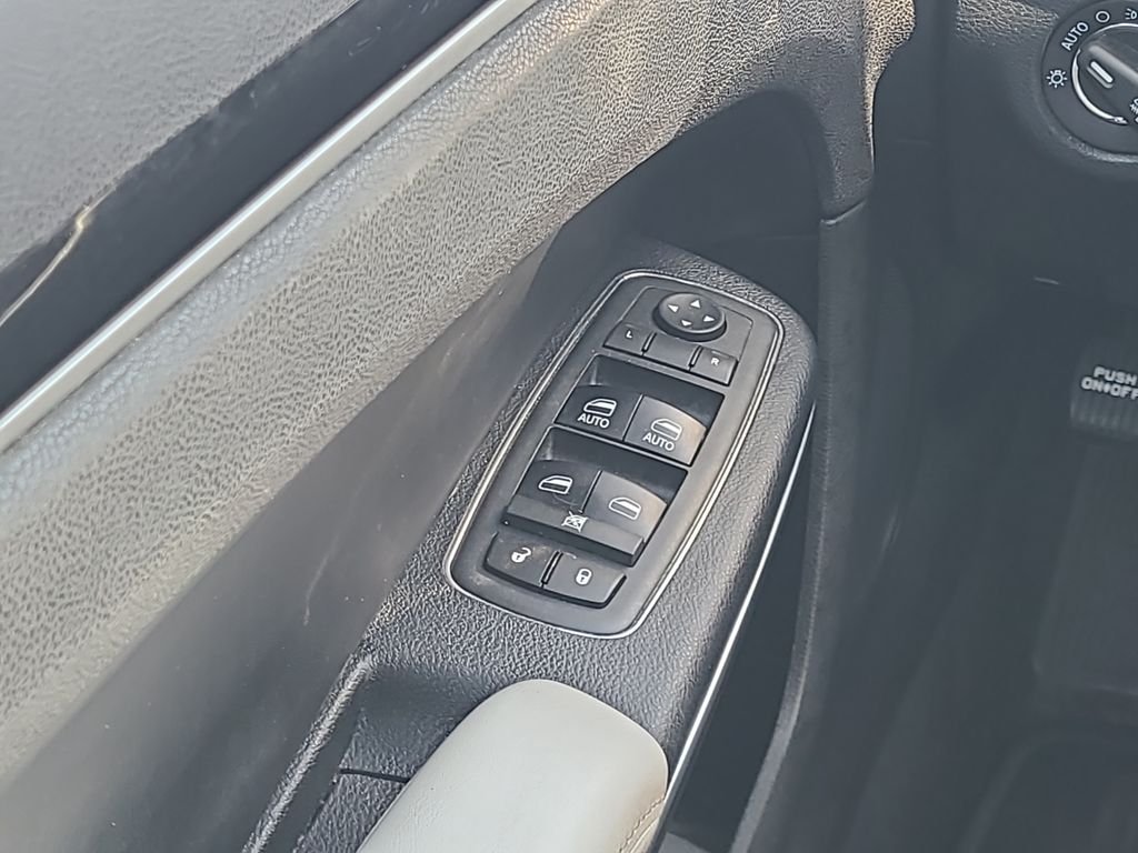 Used 2018 White Chrysler S image 20
